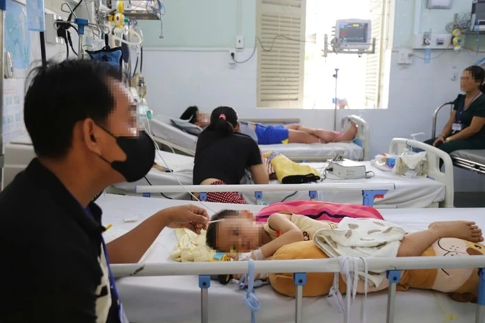 Bệnh nhi điều trị bệnh tay chân miệng tại Bệnh viện Nhi Đồng 2 (TP HCM).