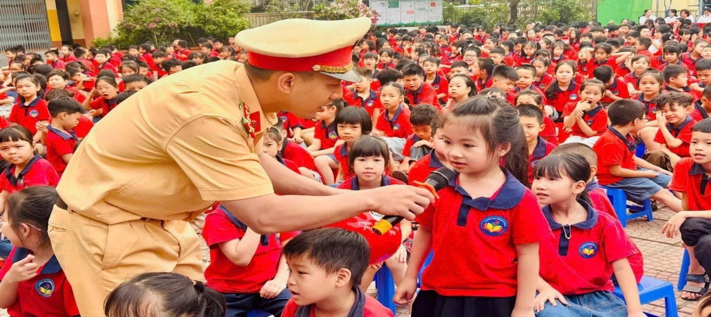 Học sinh Trường Tiểu học Lê Ngọc Hân tham gia hoạt động tuyên truyền về an toàn giao thông.