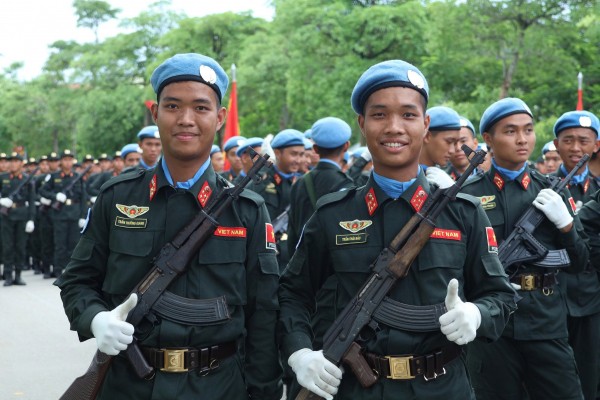 Brothers Tran Truong Giang (left) and Tran The Bao suppressed their grief and completed their mission well. Hai anh em Trần Trường Giang (trái) và Trần Thế Bảo nén đau thương hoàn thành tốt nhiệm vụ.
