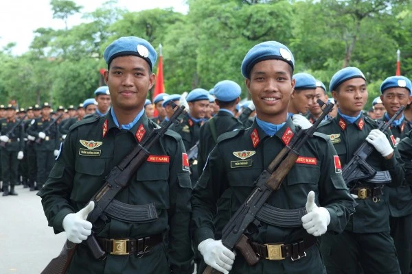 Hai anh em Trần Trường Giang (trái) và Trần Thế Bảo nén đau thương hoàn thành tốt nhiệm vụ.