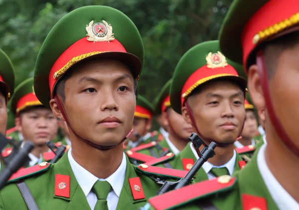 Twins Tran Trung Kien (left) and Tran Kien Trung in the block. Cặp song sinh Trần Trung Kiên (trái) và Trần Kiên Trung trong khối.