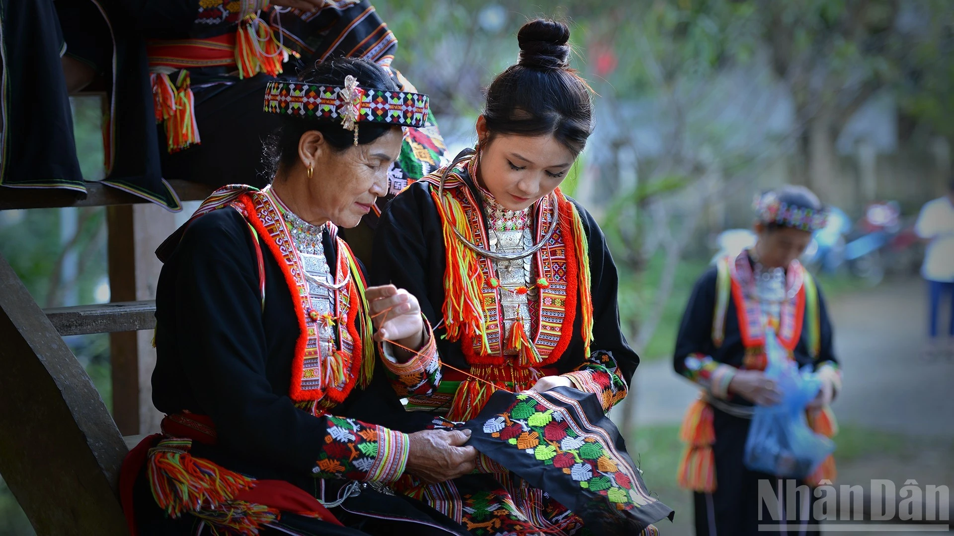 Truyền dạy kỹ thuật thêu thổ cẩm cho thế hệ trẻ.