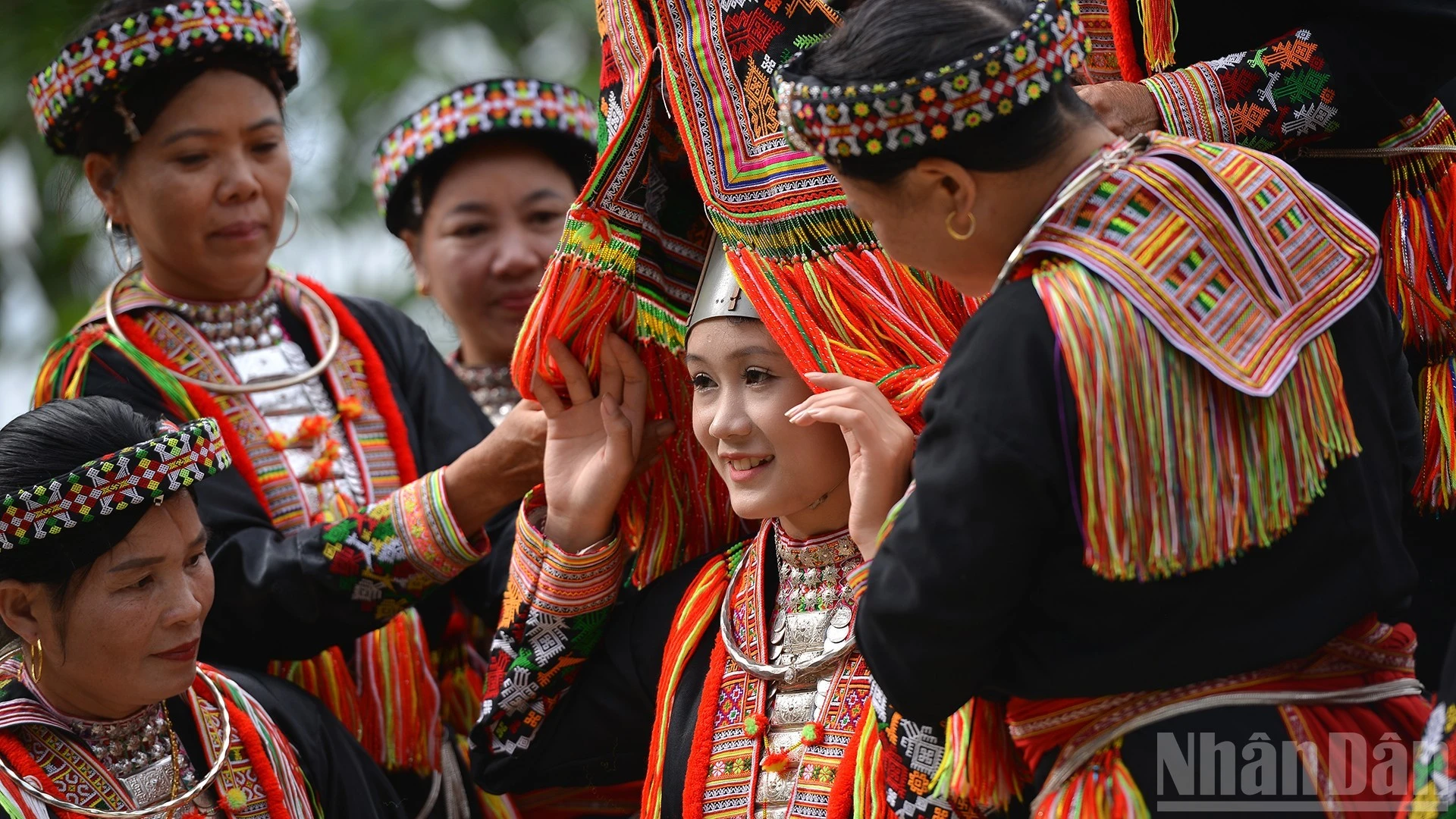 Trang phục cưới ấn tượng của cô dâu người Dao đỏ.