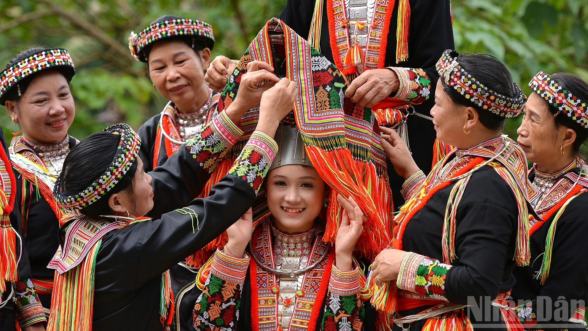 Trang phục cô dâu của phụ nữ Dao đỏ ở Tân Lĩnh, Lào Cai.