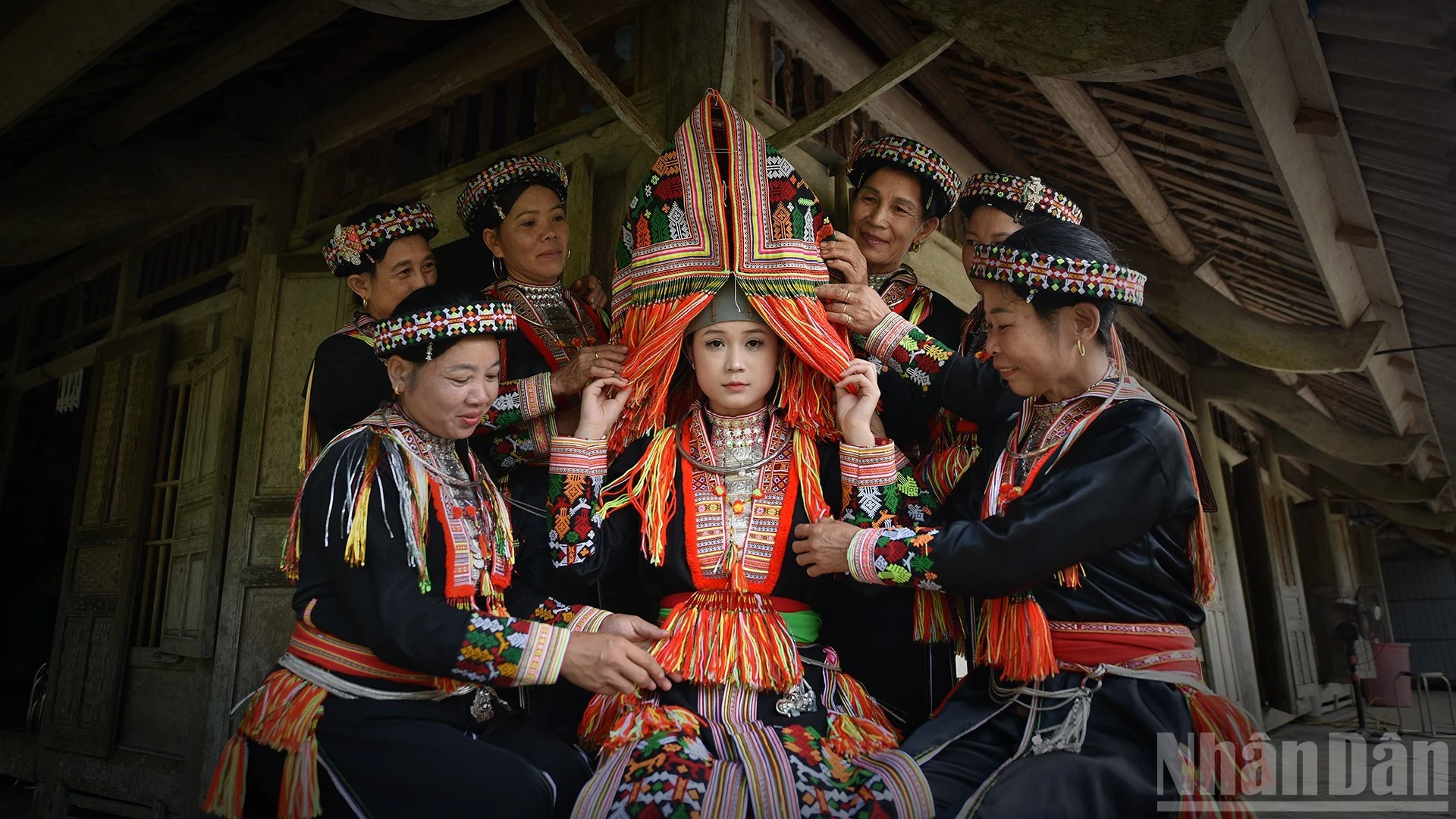 Trang phục cưới của phụ nữ Dao Đỏ phản ánh gu thẩm mỹ và bàn tay khéo léo.