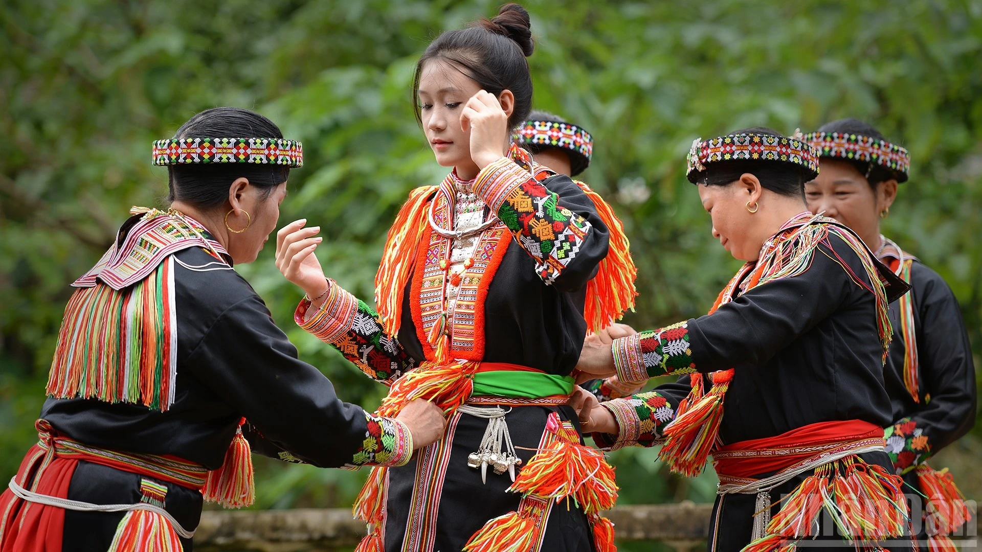 Trang phục truyền thống của phụ nữ dân tộc Dao đỏ, xã Tân Lĩnh, tỉnh Lào Cai.