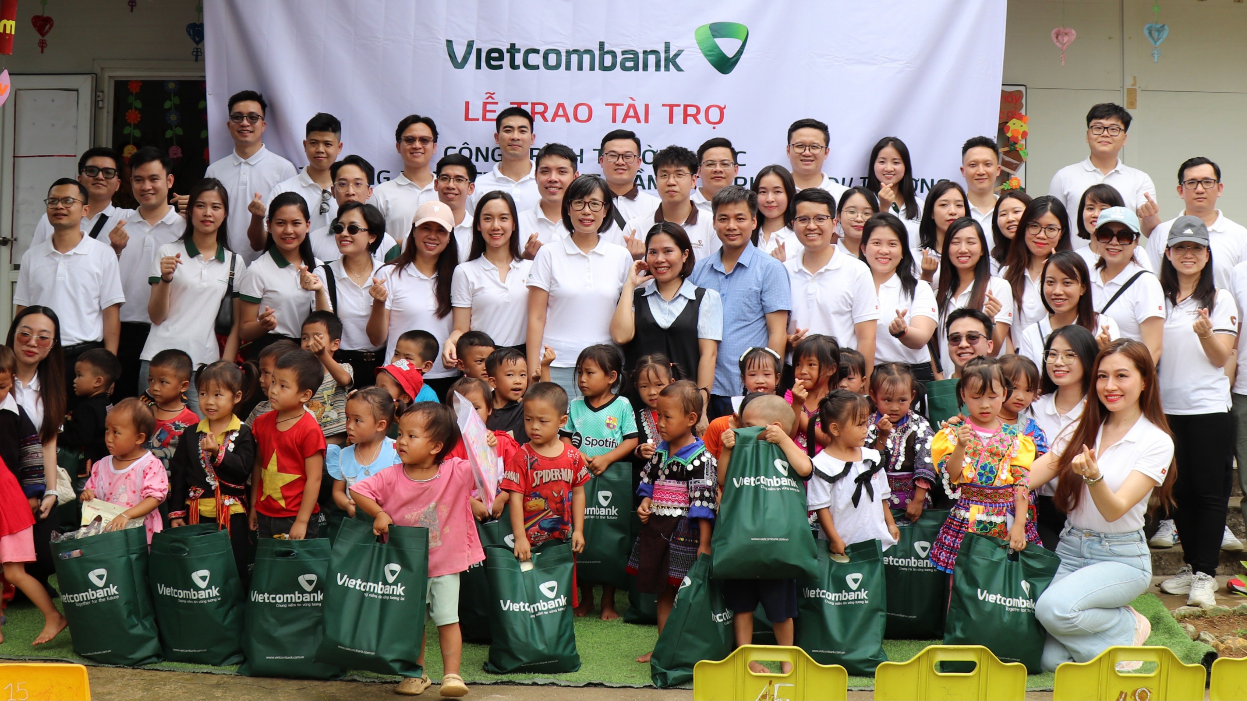 Đại điện Vietcombank trao quà cho các cháu học sinh điểm trường Khe Dẹt. anh-333.jpg