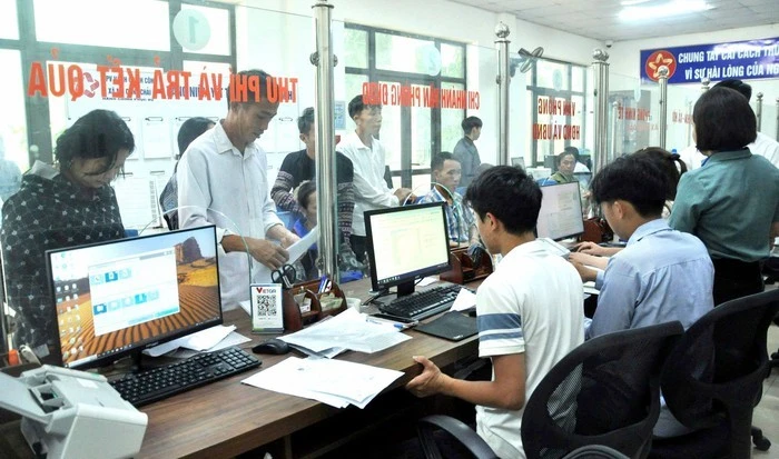 Giải quyết thủ tục hành chính cho người dân tại Trung tâm Phục vụ hành chính công xã Mù Cang Chải.