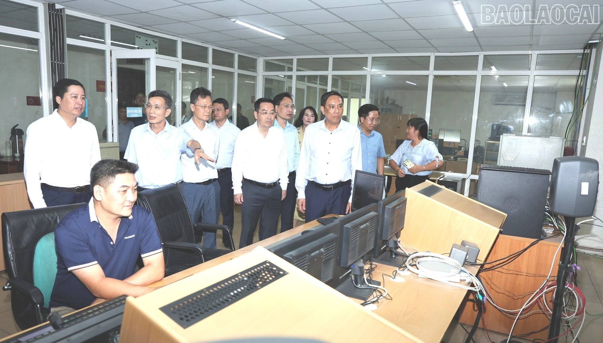 Đồng chí Lê Trường Giang - Giám đốc Báo và Phát thanh - Truyền hình tỉnh báo cáo hoạt động của đơn vị.