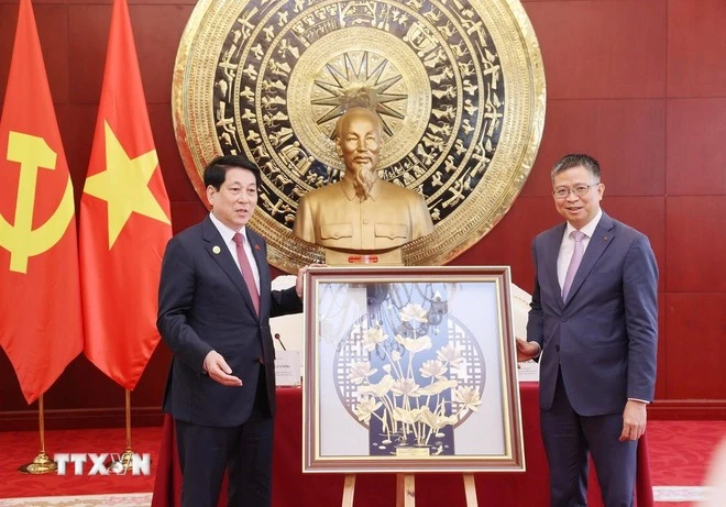 Chủ tịch nước Lương Cường trao quà lưu niệm tặng Đại sứ quán Việt Nam tại Trung Quốc.