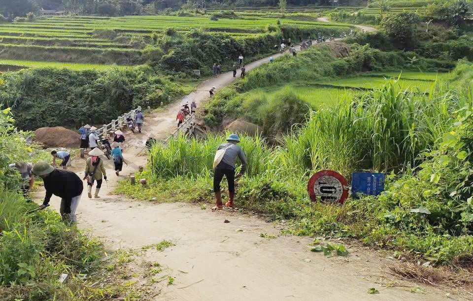 Người dân tham gia dọn vệ sinh đường giao thông nông thôn. dq-6.jpg