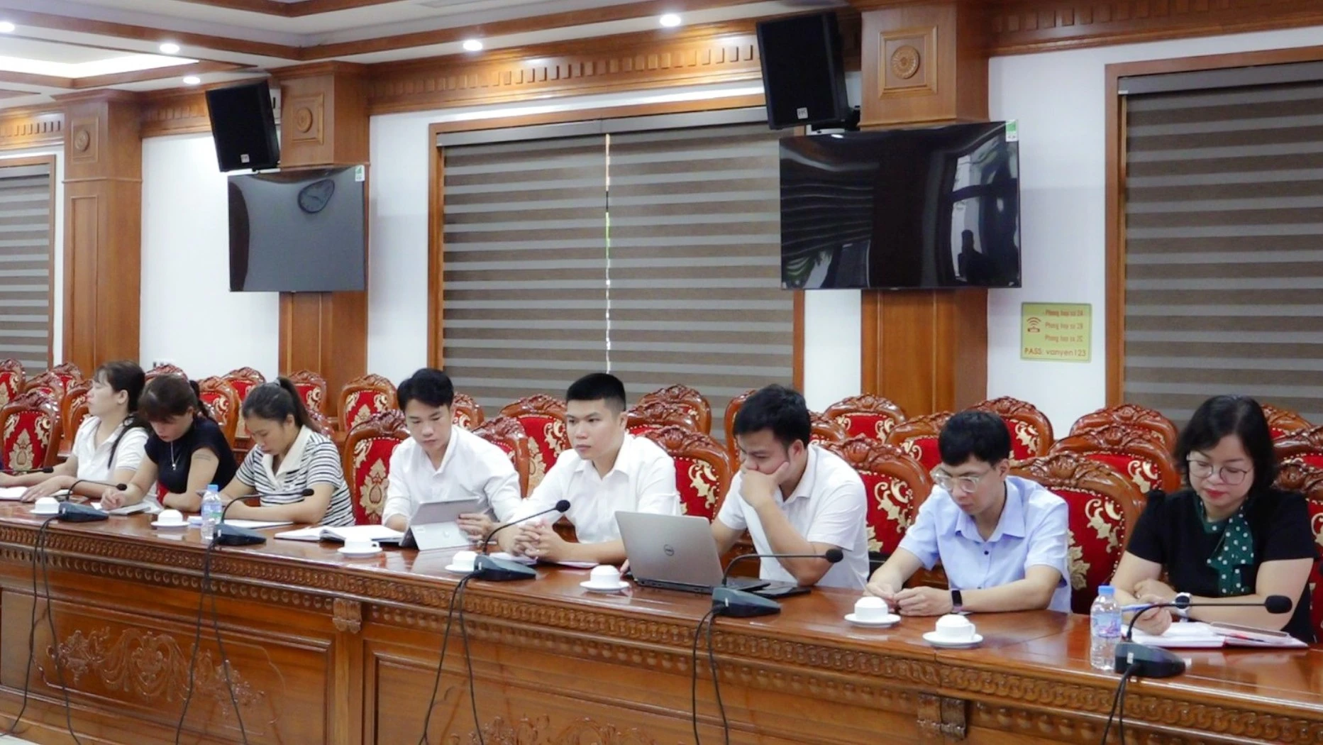 cac-dai-bieu-tham-du-hoi-nghi-6594.jpg