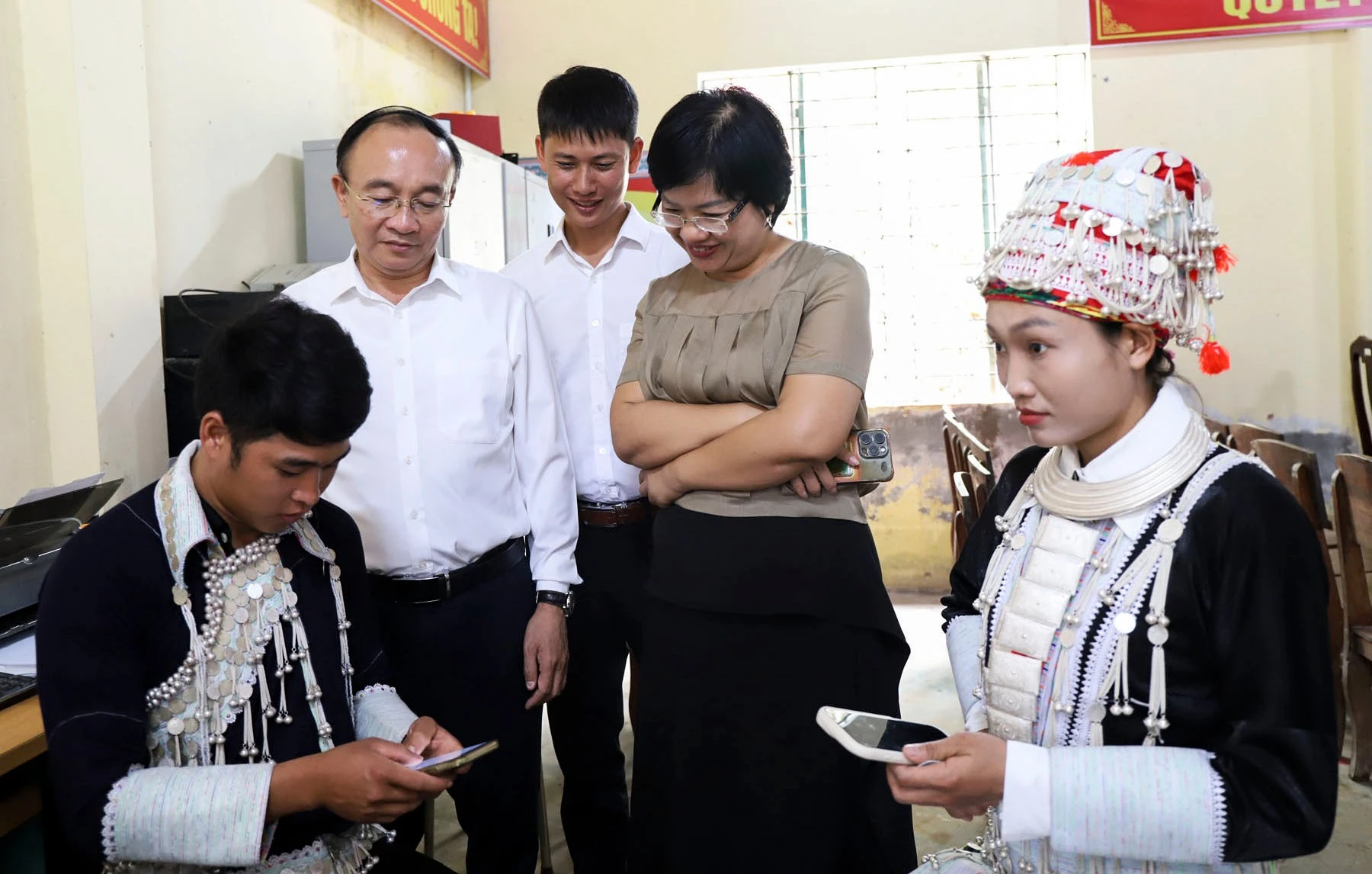 cac-dong-chi-lanh-dao-tham-quan-trai-nghiem-nhan-dan-thuc-hien-cac-thu-tuc-hanh-chinh-tren-dien-thoai-thong-mnh.jpg