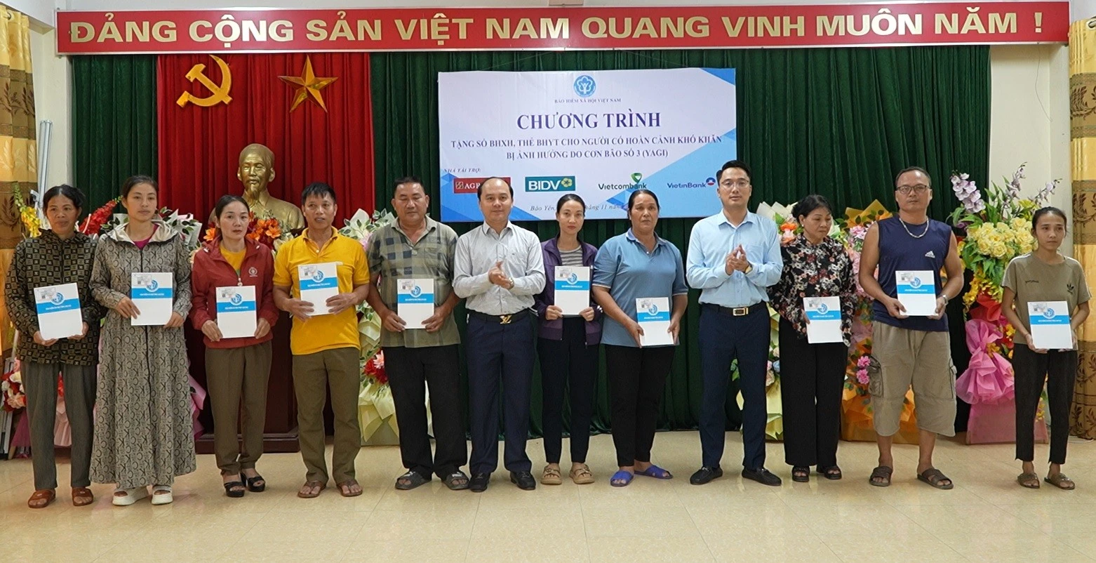 lanh-dao-bhxh-tinh-lao-cai-ngan-hang-tmcp-cong-thuong-viet-nam-chi-nhanh-lao-cai-trao-tang-so-bhxh-cho-nguoi-dan.jpg