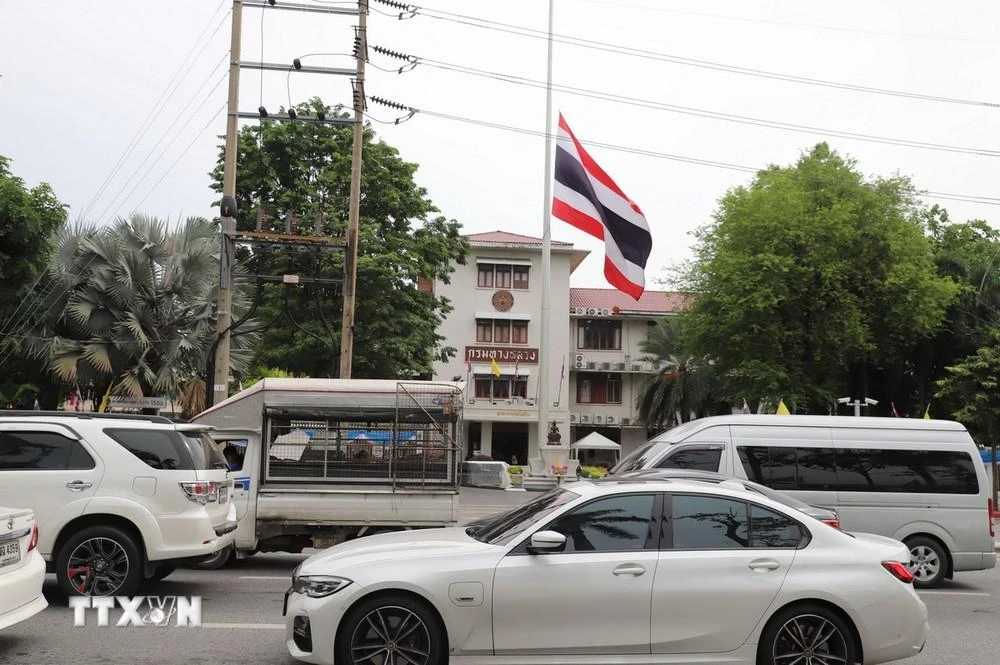 Cờ rủ trước Cục đường cao tốc - Bộ Giao thông Vận tải Thái Lan.