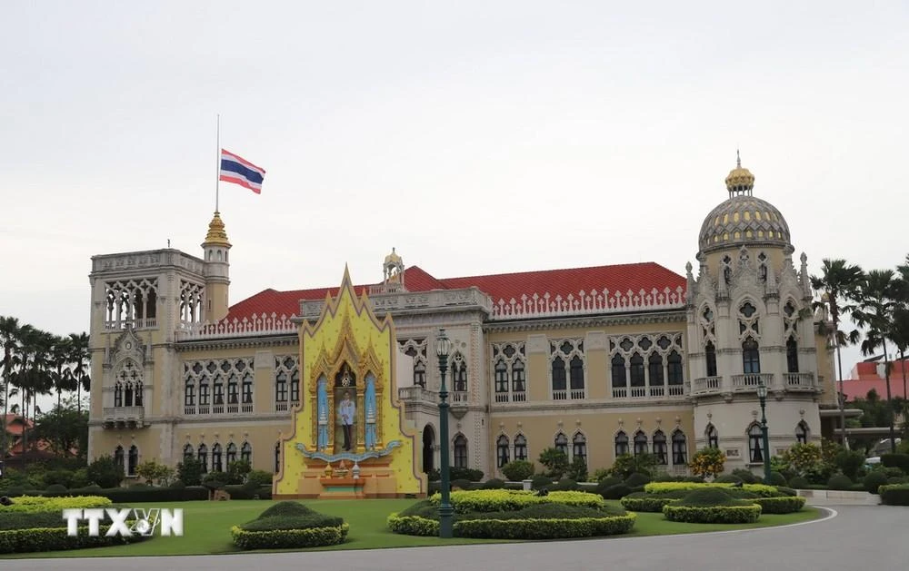 Cờ rủ trên tòa nhà Văn phòng Thủ tướng Thái Lan tưởng nhớ Tổng Bí thư Nguyễn Phú Trọng.