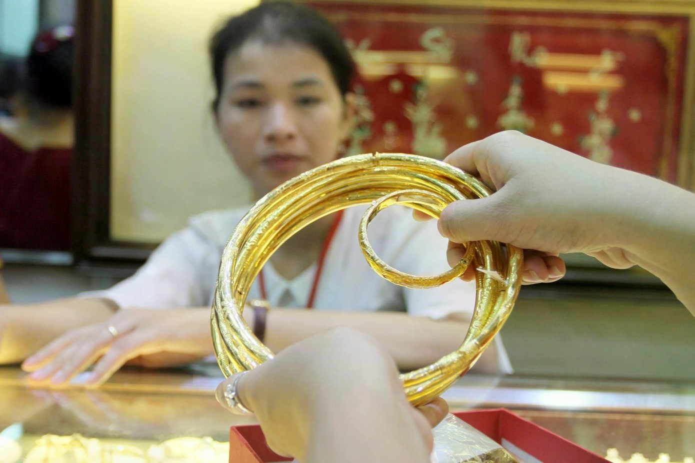 Giá vàng đứng im trên đỉnh cao. Giá vàng đứng im trên đỉnh cao.