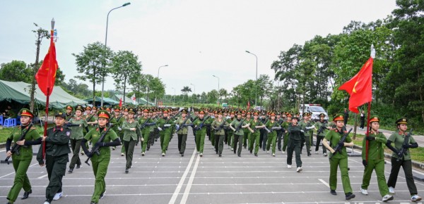 Female special police officers practice at the training ground. Chiến sĩ khối Nữ cảnh sát đặc nhiệm luyện tập tại thao trường.