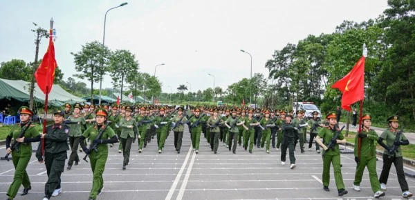 Chiến sĩ khối Nữ cảnh sát đặc nhiệm luyện tập tại thao trường.