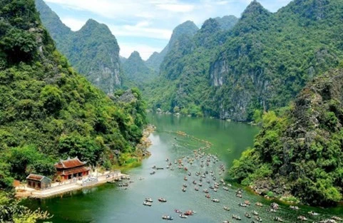 Du khách tham quan Tràng An.