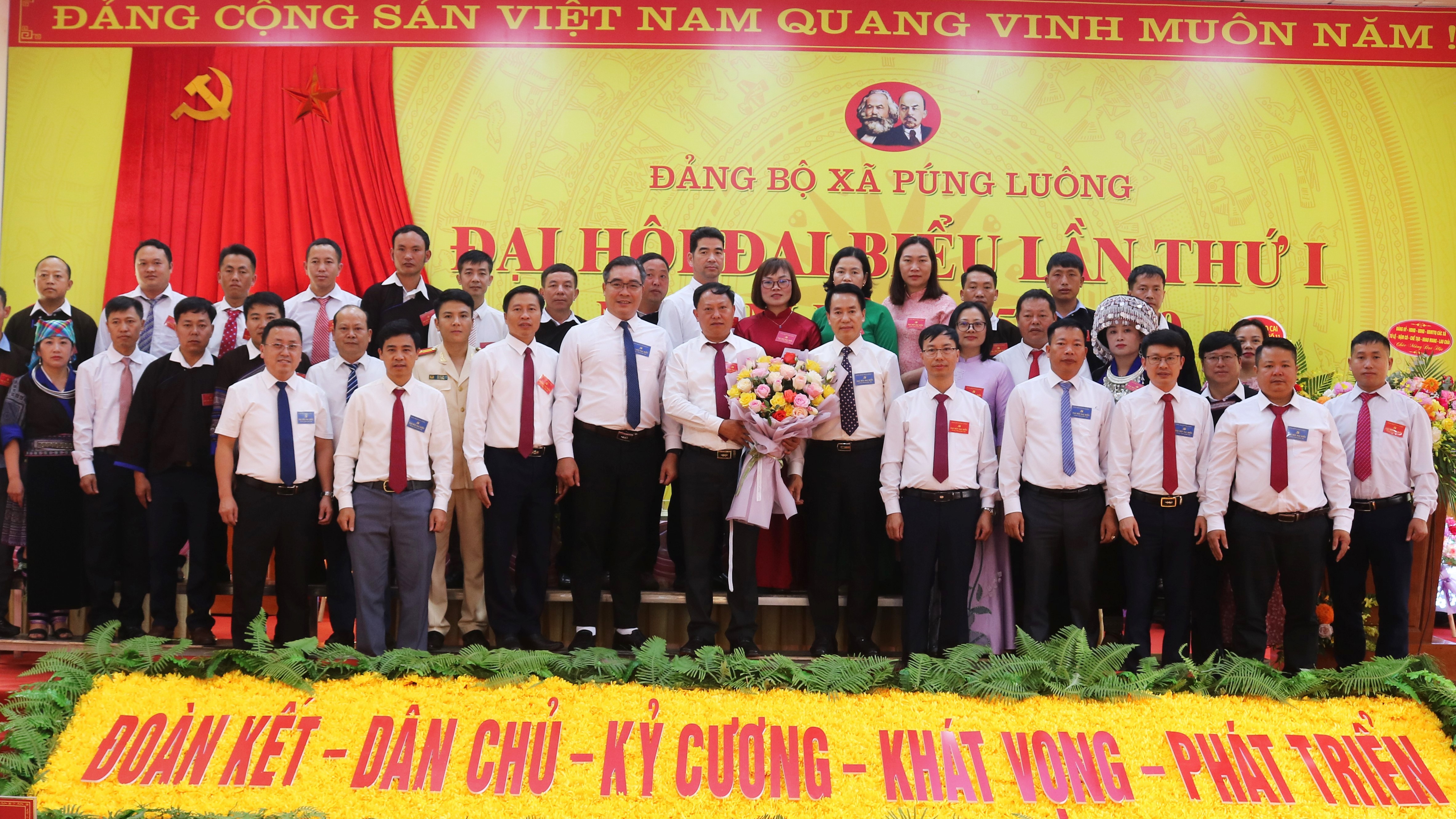 Ban Chấp hành Đảng bộ xã Púng Luông ra mắt đại hội. a-dai-hoi-dang-bo-xa-pung-luong-1.jpg