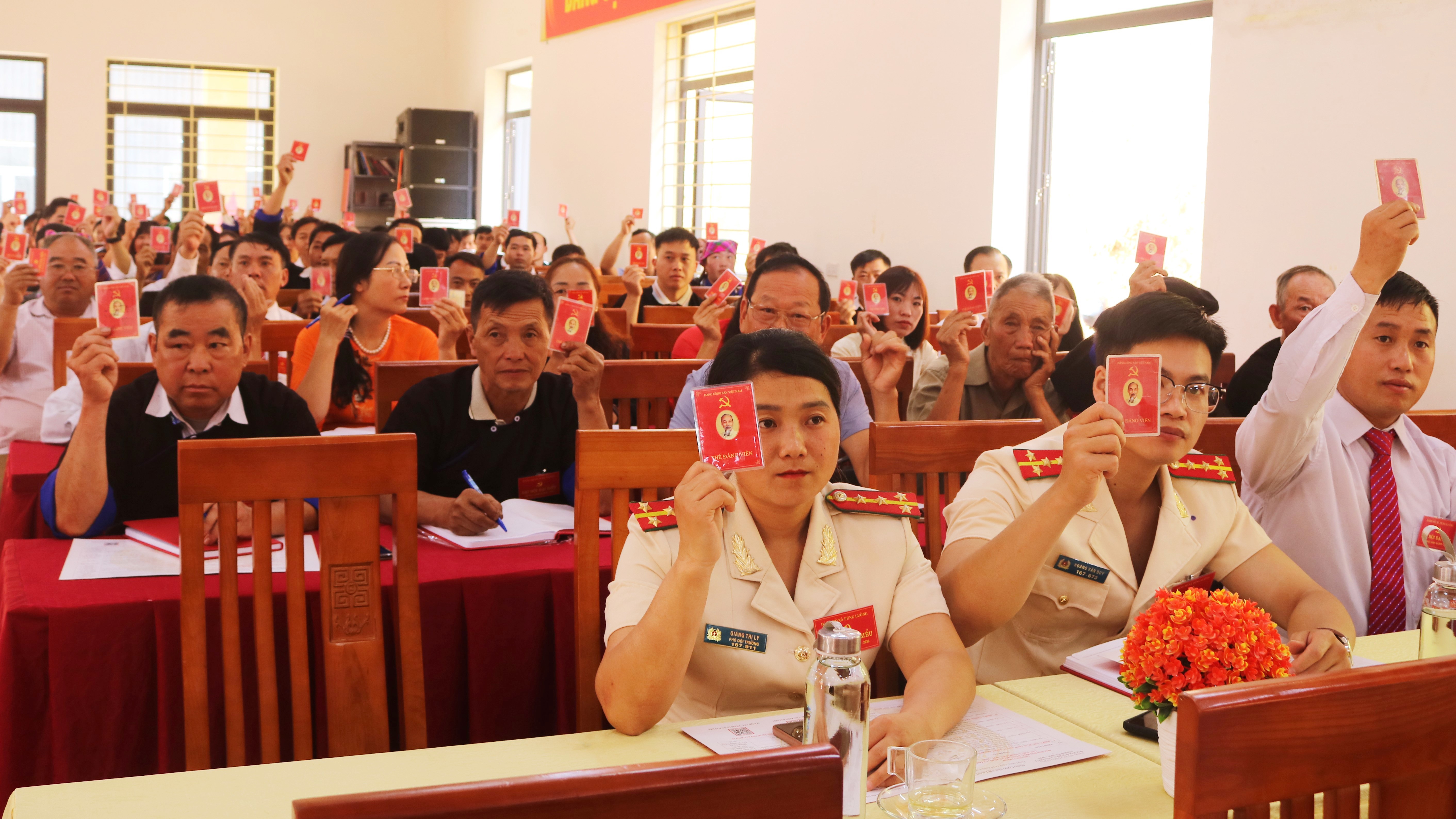 Đại biểu biểu quyết thông qua các nội dung tại đại hội. a-dai-hoi-dang-bo-xa-pung-luong-2.jpg
