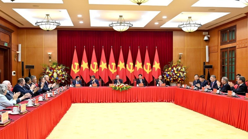 Quang cảnh cuộc tiếp tại Trụ sở Trung ương Đảng. Quang cảnh cuộc tiếp tại Trụ sở Trung ương Đảng.