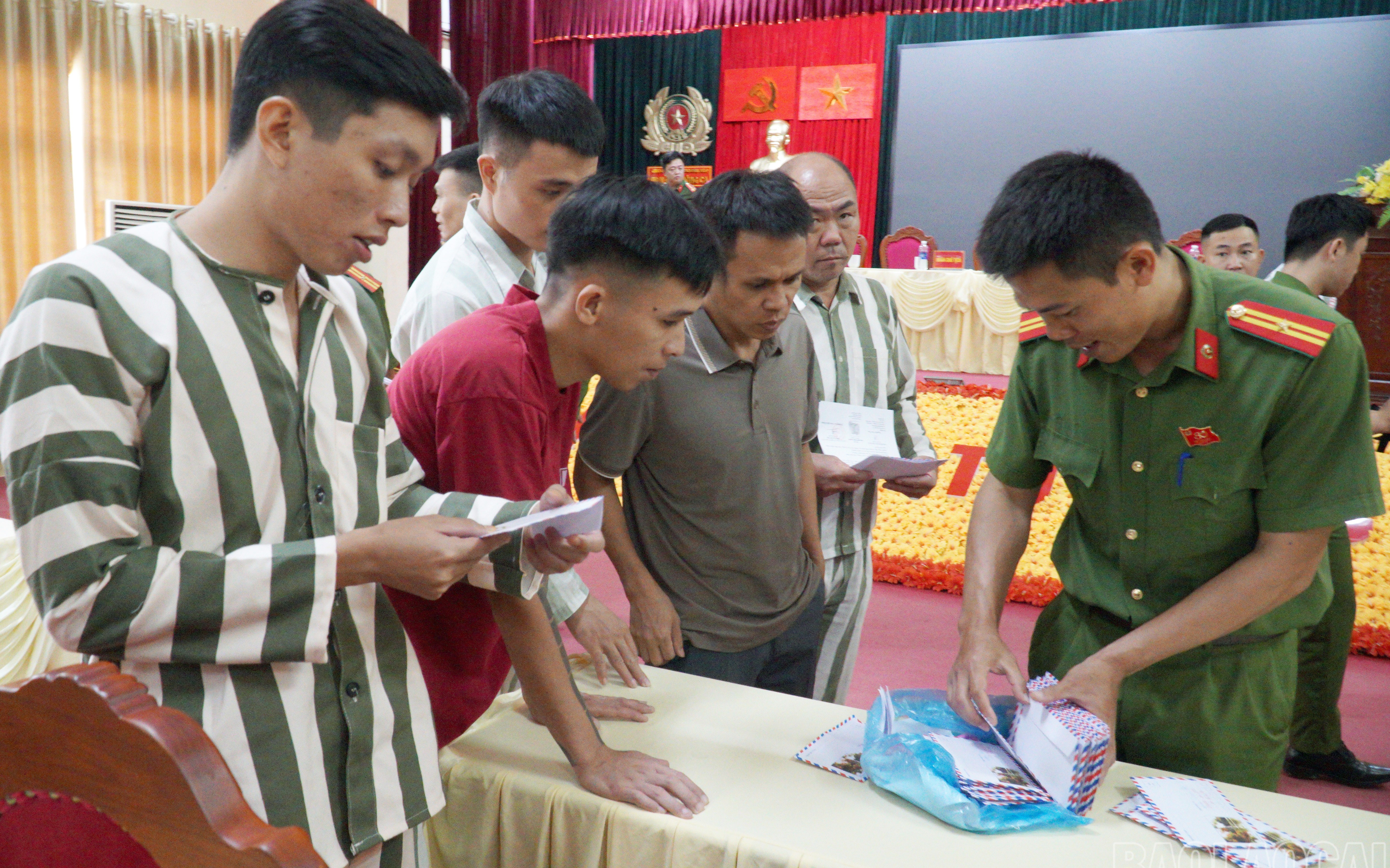 Các phạm nhân được nhận căn cước công dân. Các phạm nhân được nhận căn cước công dân.