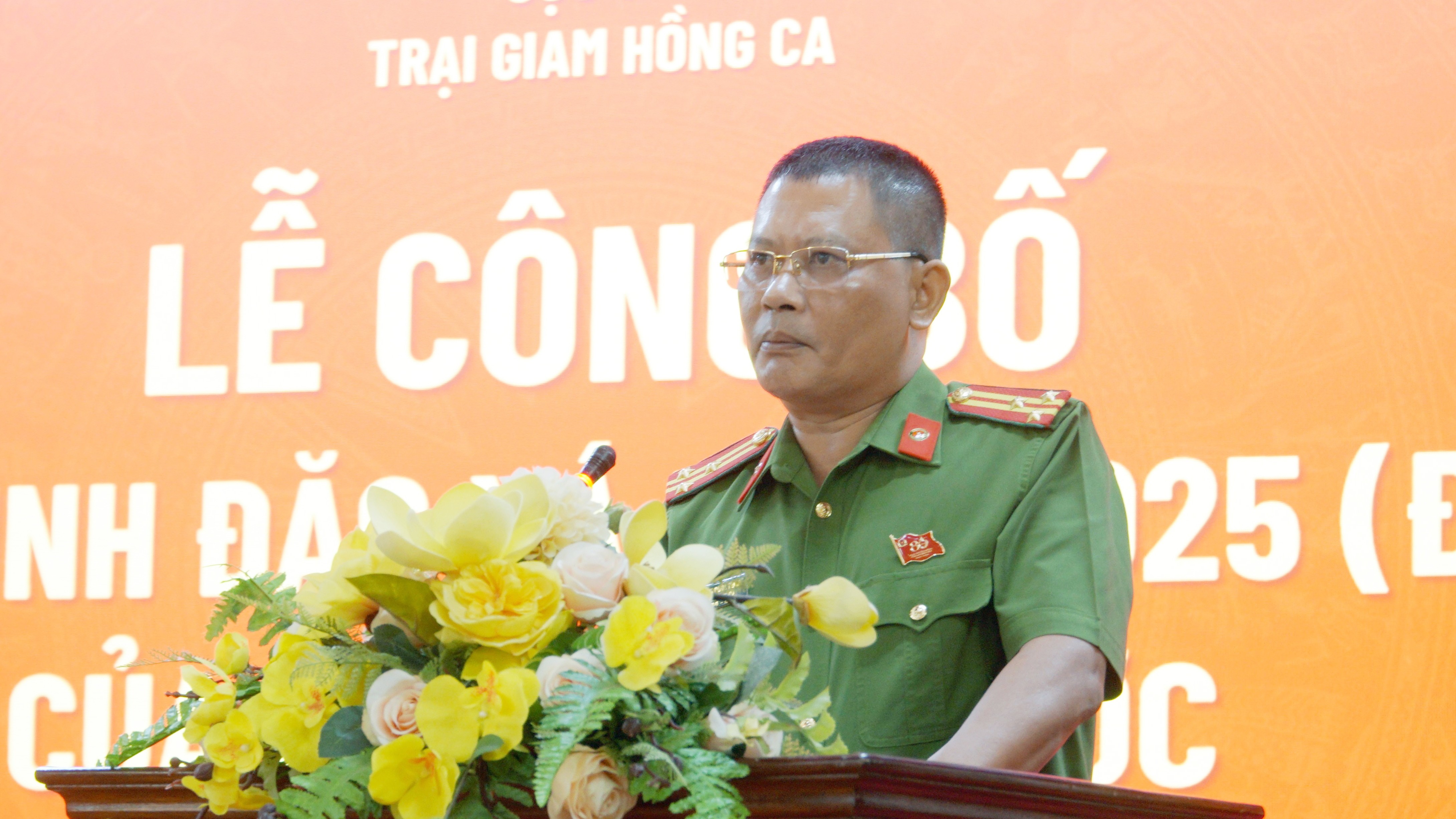 Lãnh đạo Trại giam Hồng Ca công bố Quyết định đặc xá của Chủ tịch nước. Lãnh đạo Trại giam Hồng Ca công bố Quyết định đặc xá của Chủ tịch nước.