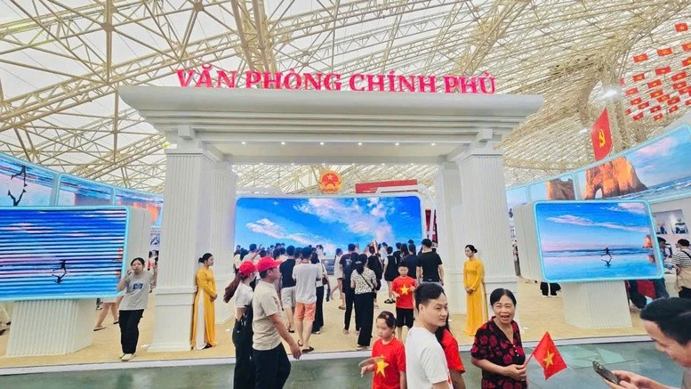 Không gian Triển lãm “Văn phòng Chính phủ - 80 năm đồng hành cùng dân tộc” đã thu hút sự quan tâm của đông đảo đại biểu và khách tham quan.