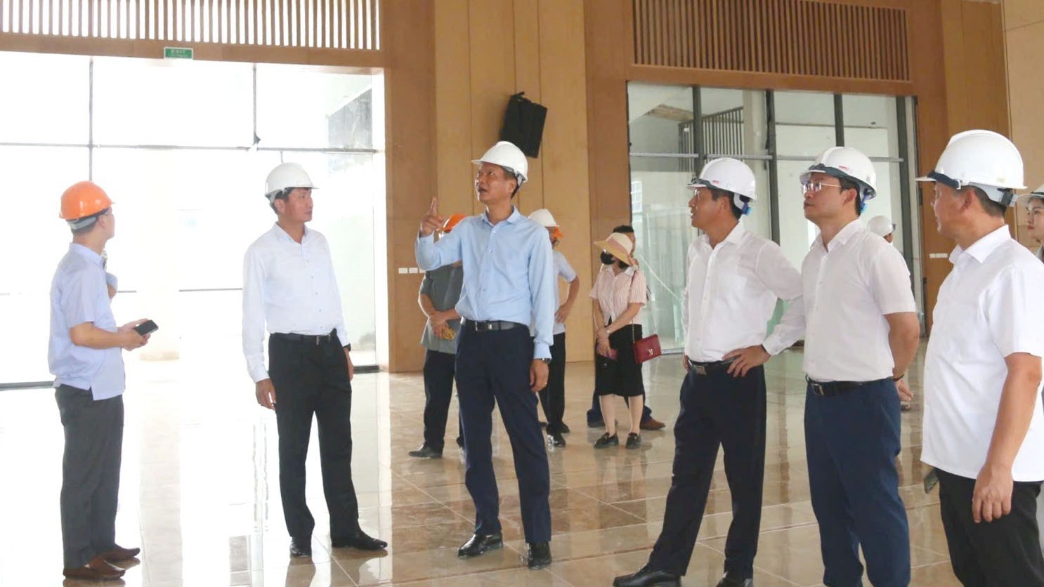 Chủ tịch UBND tỉnh Trần Huy Tuấn nghe báo cáo tiến độ và trực tiếp kiểm tra các hạng mục của Trung tâm Hội nghị tỉnh. z6971652252852-bd5dcebb84f5b521cc14e4cbf0714a11-9132.jpg