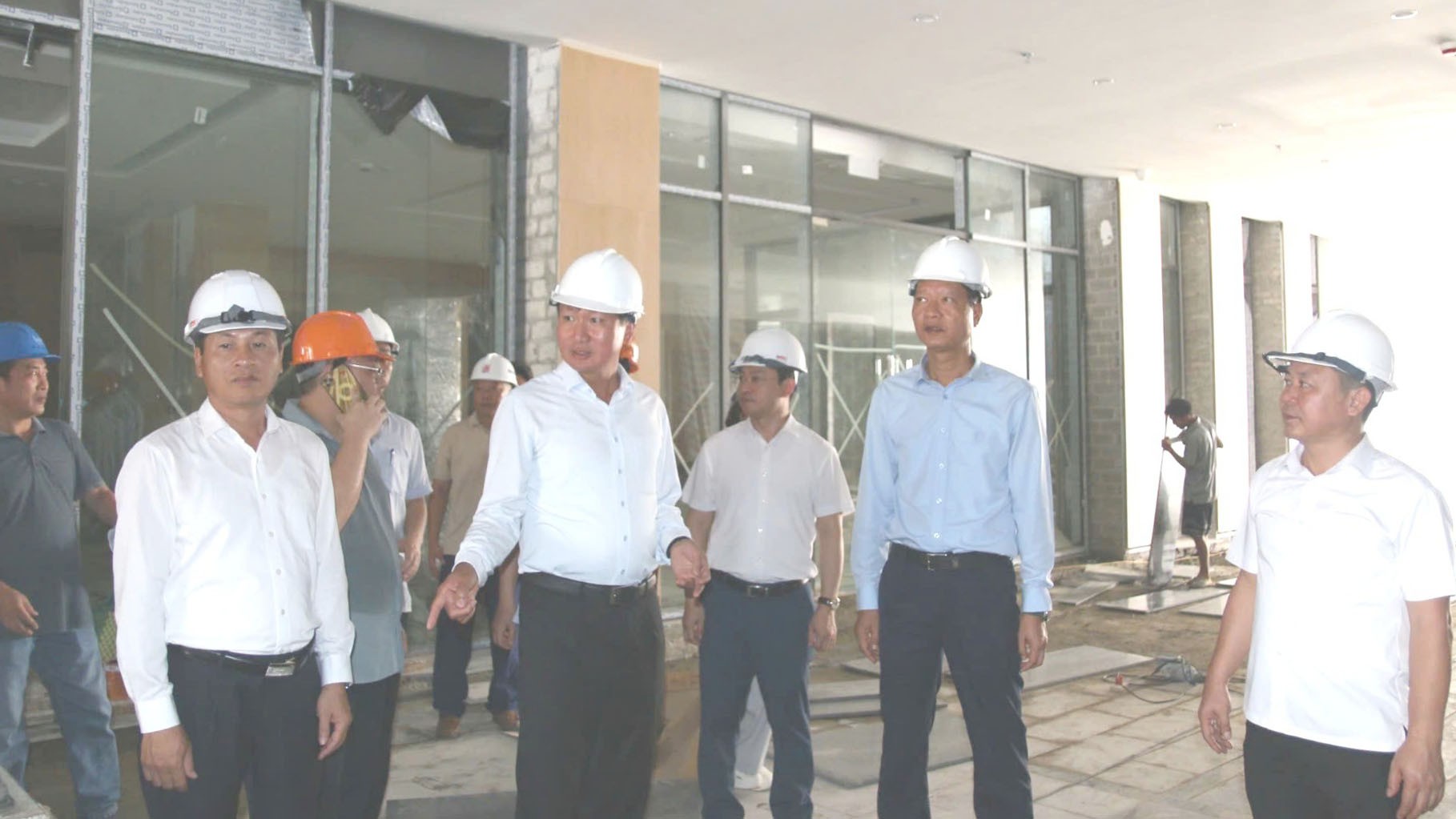 Đồng chí Trần Huy Tuấn - Chủ tịch UBND tỉnh yêu cầu các đơn vị nhà thầu đẩy nhanh hơn nữa tiến độ thi công hoàn thiện các hạng mục còn lại. z6971652233502-188c411e4eb1d0e8017d18c0e33d5fe4-4595.jpg