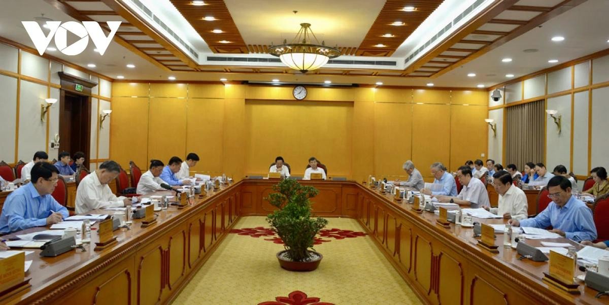 Đại biểu dự cuộc họp Bộ Chính trị tiếp tục triển khai sắp xếp tổ chức bộ máy đơn vị hành chính các cấp. Đại biểu dự cuộc họp Bộ Chính trị tiếp tục triển khai sắp xếp tổ chức bộ máy đơn vị hành chính các cấp.