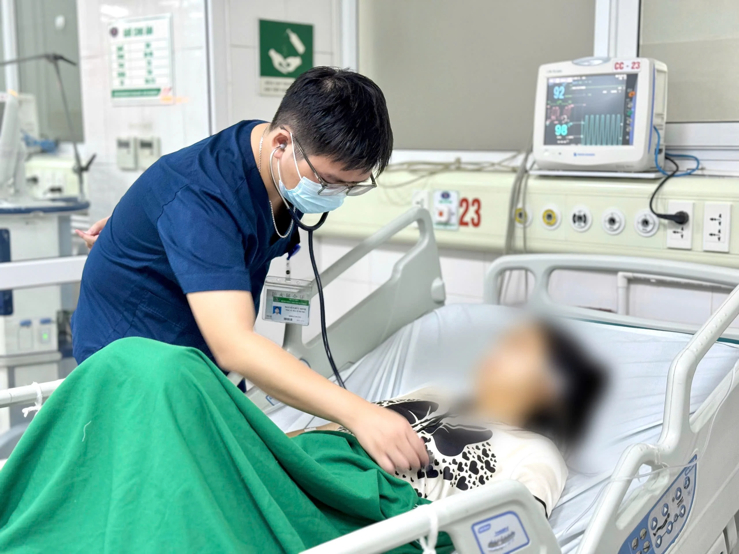 Một bệnh nhân mắc sốt rét ác tính sau khi từ châu Phi về nước, hiện đang điều trị tích cực tại bệnh viện.