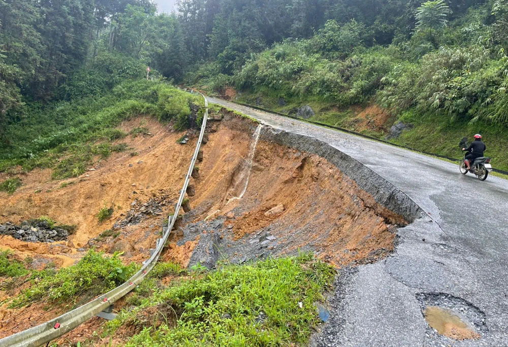 Sạt lở đường lên trung tâm xã Lùng Phình.jpg