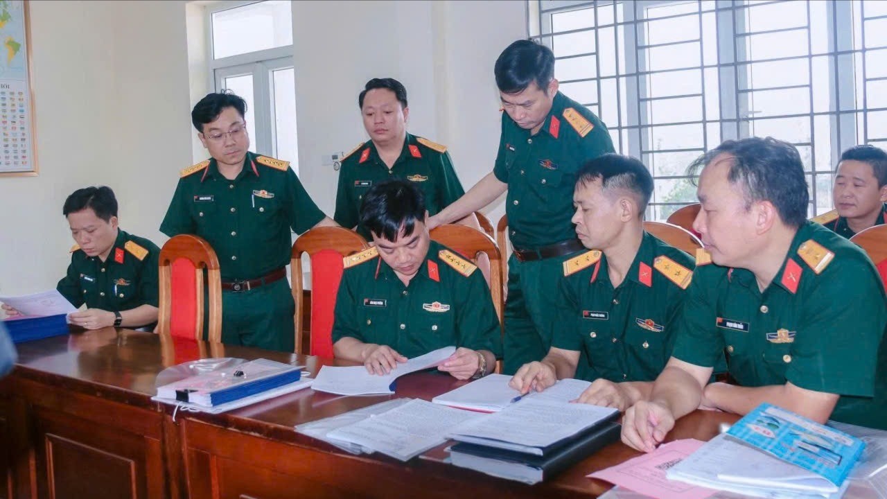 ban-chi-huy-phong-thu-khu-vuc-5-mau-a-kiem-tra-he-thong-van-ban-cong-tac-quan-su-quoc-phong-tai-xa-mau-a.jpg