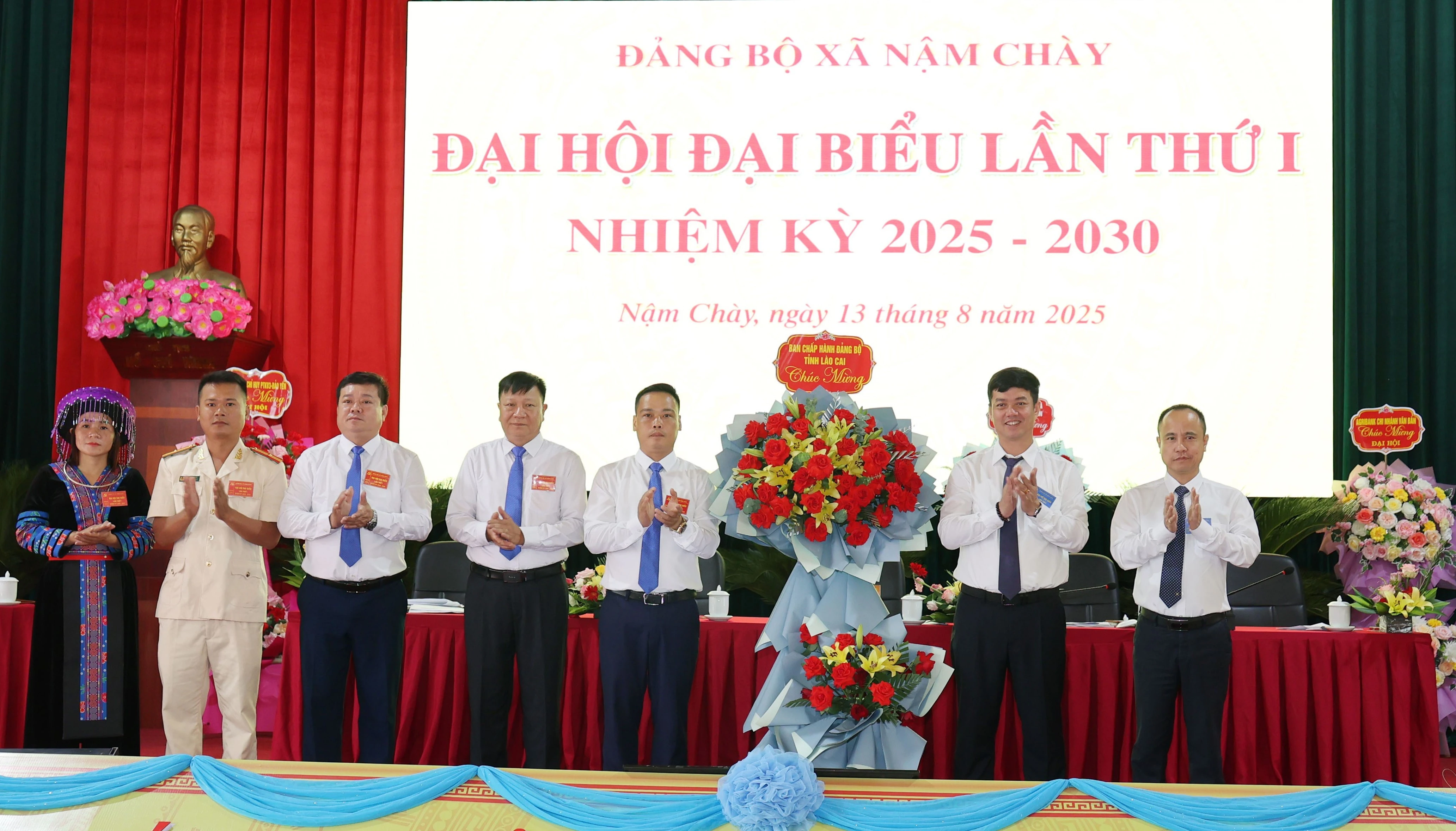 Đồng chí Nguyễn Minh Toàn tặng hoa chúc mừng đại hội.