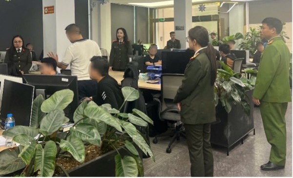 Công an thành phố khám xét địa điểm làm việc của các đối tượng.