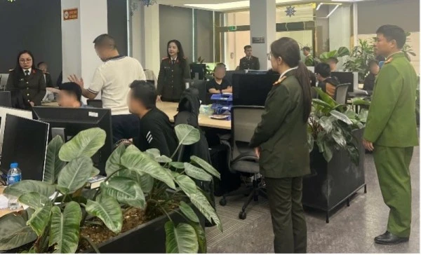 Công an thành phố khám xét địa điểm làm việc của các đối tượng.