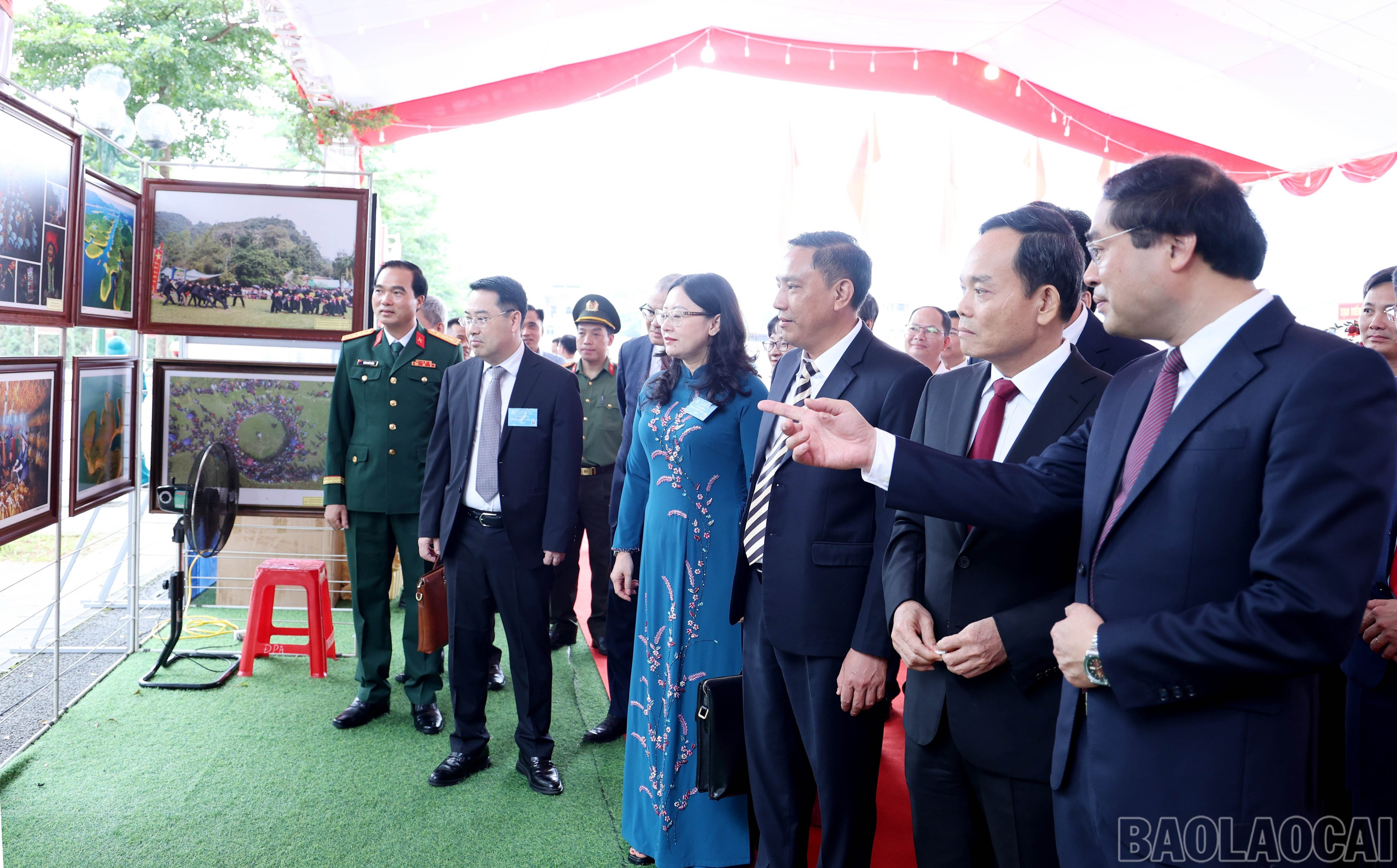 Đồng chí Trần Lưu Quang cùng các đồng chí lãnh đạo tỉnh tham quan khu triển lãm tại đại hội. baolaocai-br_img-7689.jpg