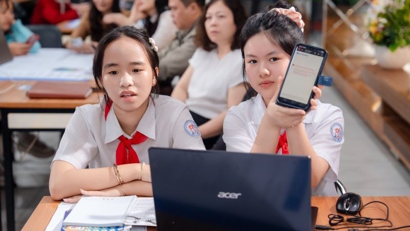 Học sinh trải nghiệm giải pháp Internet an toàn trong trường học - Safegate School Plus.