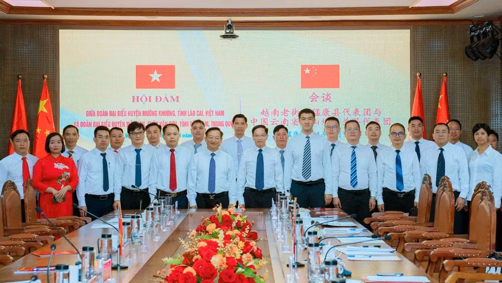 Hai đoàn đại biểu chụp ảnh lưu niệm.jpg