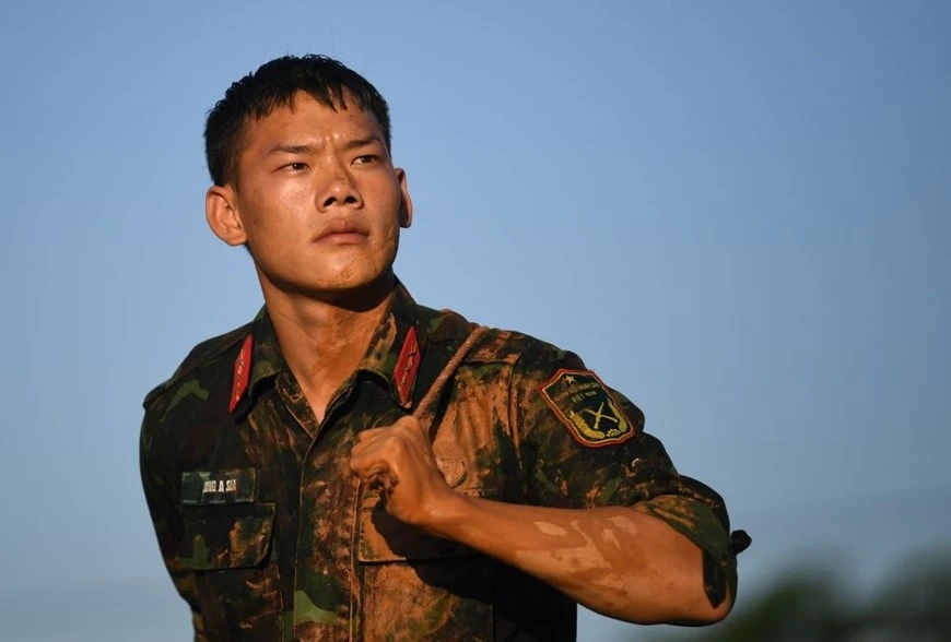 Trung sĩ Sùng A Súa trong những ngày cùng đồng đội khắc phục hậu quả cơn bão số 3 (tháng 9-2024) tại huyện Hạ Hòa, tỉnh Phú Thọ.