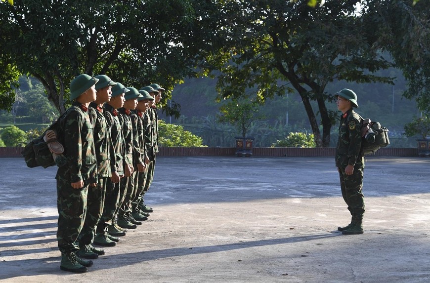 Trung sĩ Sùng A Súa chỉ huy tiểu đội chuẩn bị hành quân dã ngoại trong đội hình Trung đội 1.