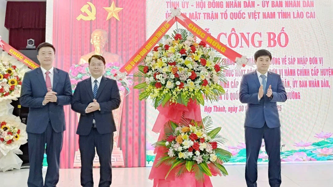 Tặng hoa chúc mừng xã Hợp Thành.