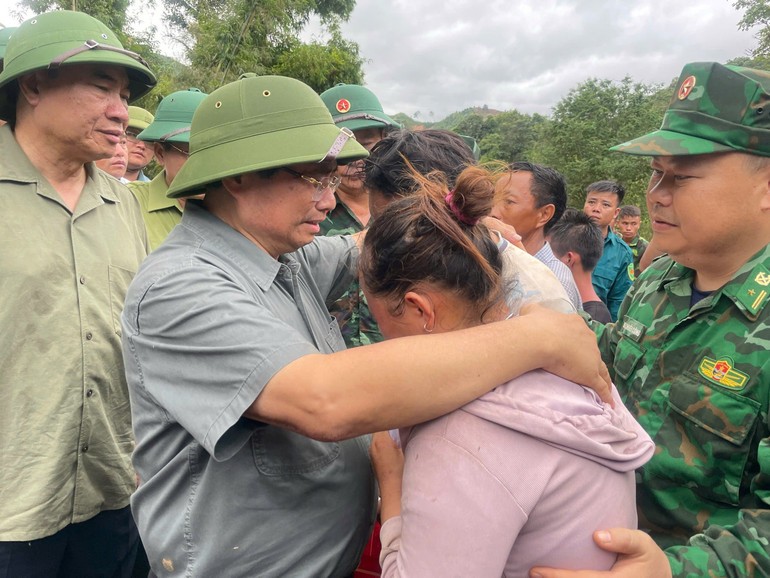 Thủ tướng Phạm Minh Chính động viên đồng bào xã Xa Dung bị thiệt hại do mưa lũ. Thủ tướng Phạm Minh Chính động viên đồng bào xã Xa Dung bị thiệt hại do mưa lũ.