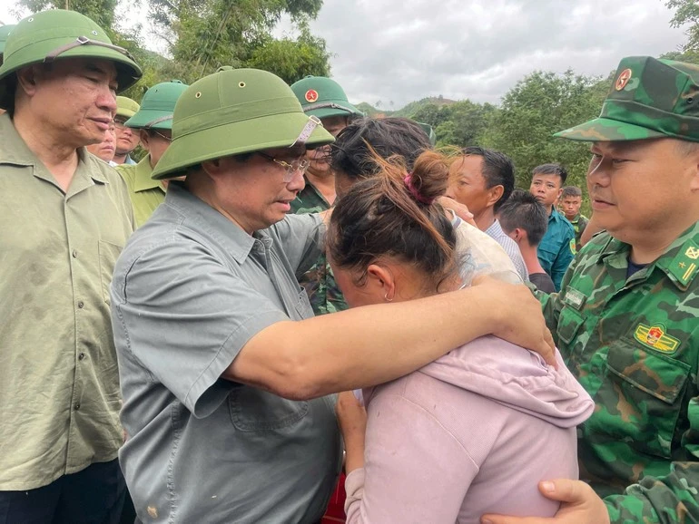 Thủ tướng Phạm Minh Chính động viên đồng bào xã Xa Dung bị thiệt hại do mưa lũ.