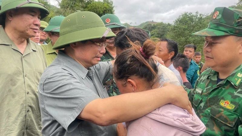 Thủ tướng Phạm Minh Chính động viên đồng bào xã Xa Dung bị thiệt hại do mưa lũ.