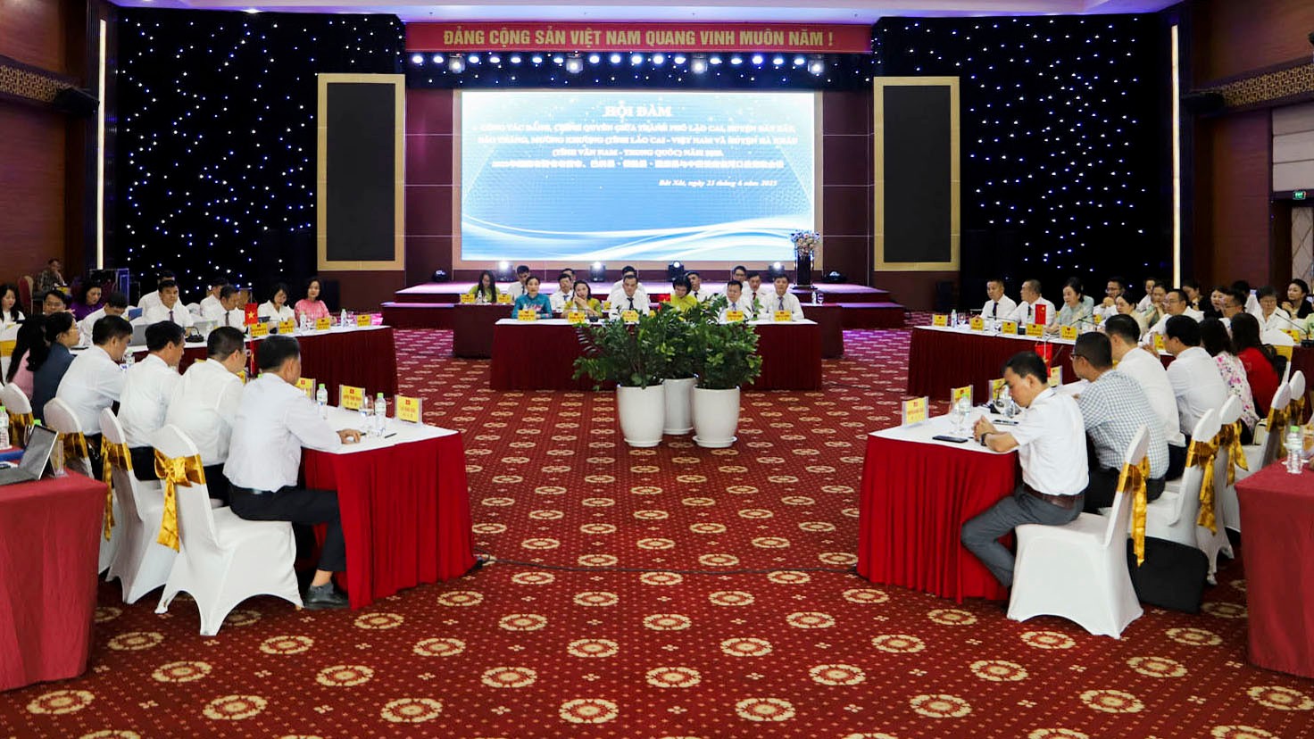 Quang cảnh buổi hội đàm. quang-canh-hoi-dam.jpg