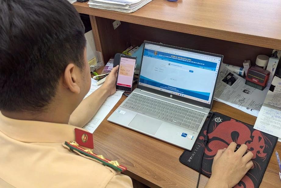 Cũng theo Cục CSGT, người dân nhận kết quả tại điểm tiếp nhận hoặc chuyển trả tại nhà nếu có nhu cầu. Cũng theo Cục CSGT, người dân nhận kết quả tại điểm tiếp nhận hoặc chuyển trả tại nhà nếu có nhu cầu.